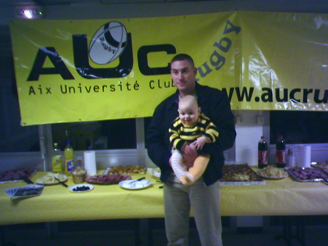 Et voila le résultat. En jaune et Noir avec AUC sur le coeur. Belle équipement